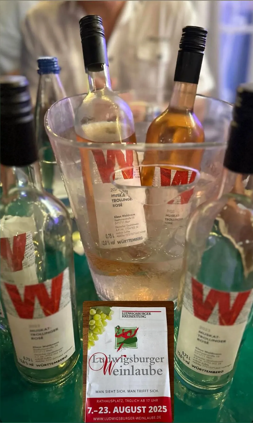 Flaschen im Kühler beim Ausschank auf der Weinlaube